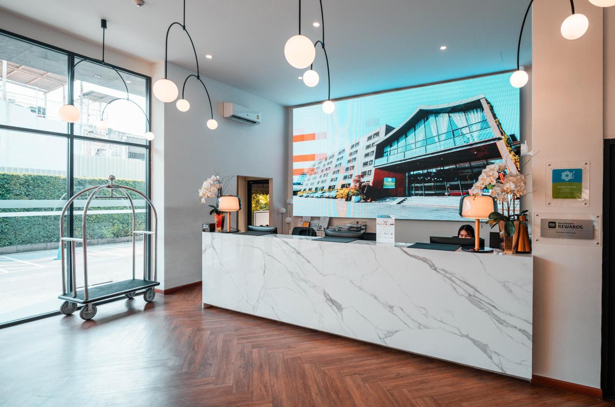 Surestay By Best Western Iconic Ari-Jatujak Bangkok Exterior photo